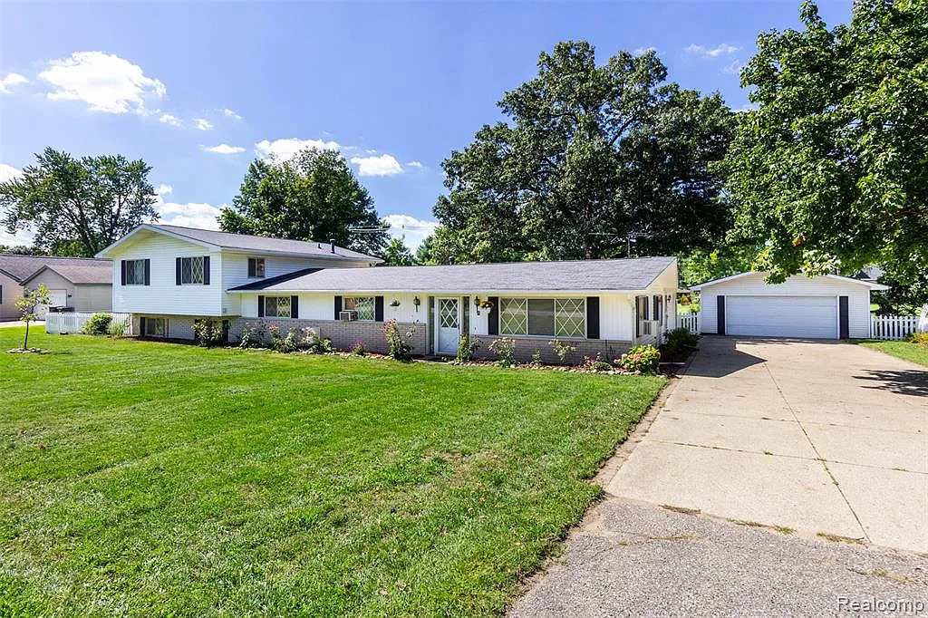5 bed, 3257 sqft, $2,900 — Photo 3