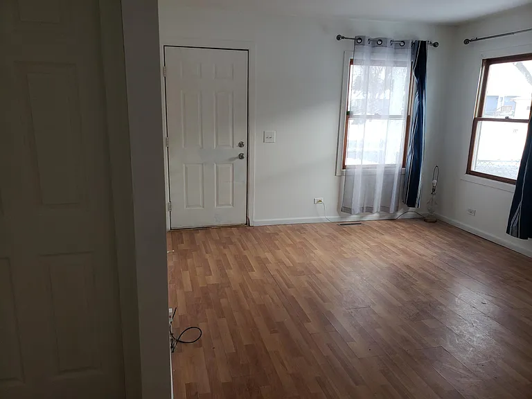 1402 Leslie Ave — Photo 3