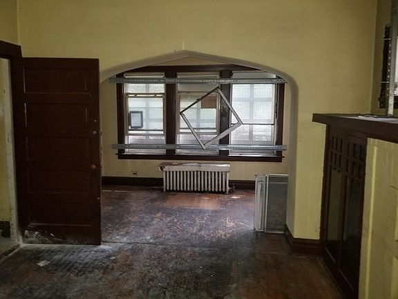 3rd image of 906 N Karlov Ave