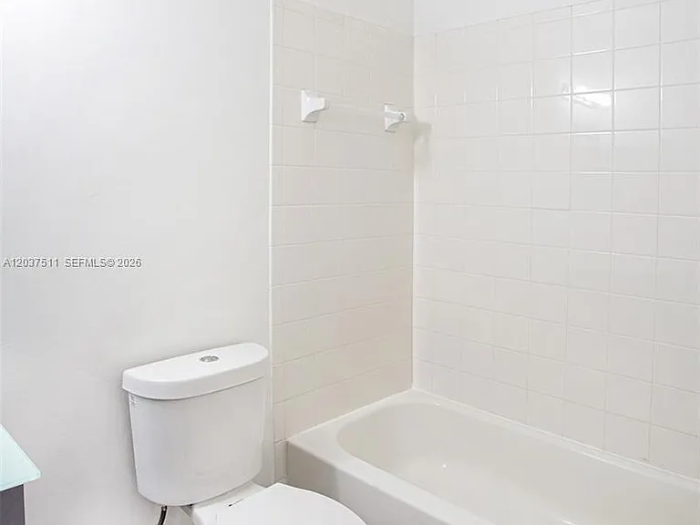 4234 NE 9th St #4234 — Photo 9
