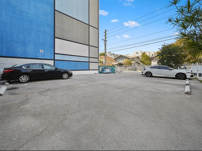 658 NW 1st St — Photo 3