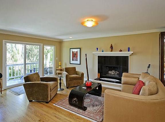 5th image of 1016 Lakeview Way
