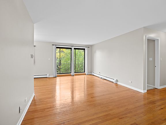 3rd image of 7255 N Ridge Blvd APT 303