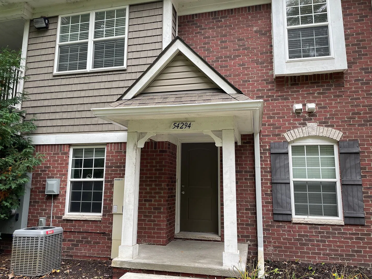 Shelby Township - Immediate Occupancy! 2 Bedrooms, 2-Baths, att. Garage — Photo 2