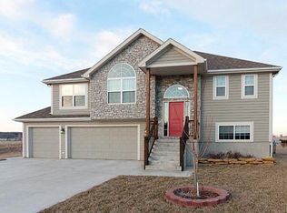 2807 Sycamore Ct, Tonganoxie, KS 66086