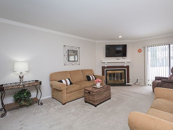 4th image of 27W705 Grasmere Dr Unit 1702