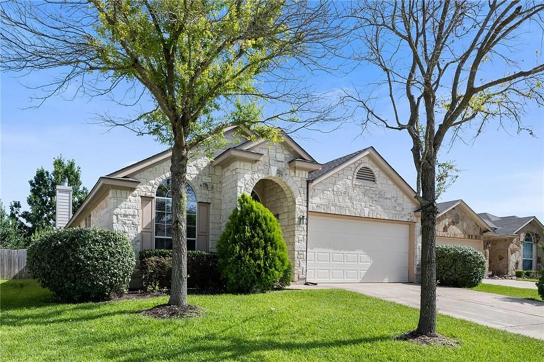 3 bed, 2.0 bath, 1670 sqft, $2,249 — Photo 2