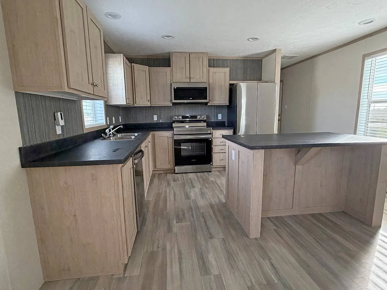 3 bed, 2.0 bath, 1140 sqft, $1,100 — Photo 4