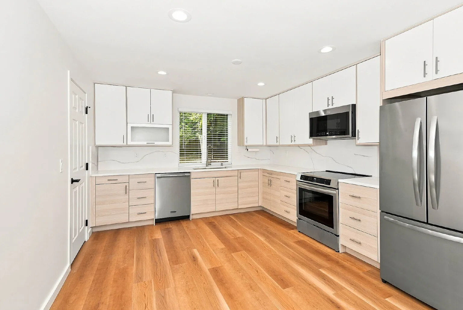 **Fully Remodeled Sammamish Home With Huge Fenced Yard Available Now For Rent — Photo 3