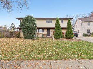 132 Tanglewood Dr, Elk Grove Village, IL 60007