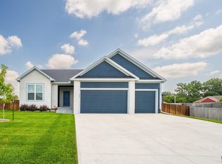 649 N Oakwood Ln, Tonganoxie, KS 66086