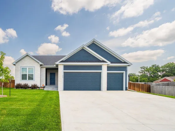 649 N Oakwood Ln, Tonganoxie, KS 66086