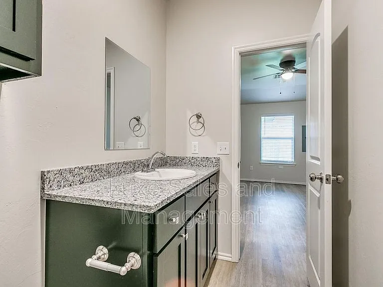 8003 NW 105th Ter — Photo 28