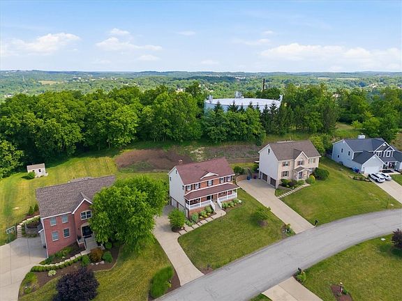 4th image of 957 Douglas Dr