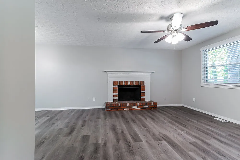 3 bed, 2.5 bath, 2187 sqft, $2,215 — Photo 4