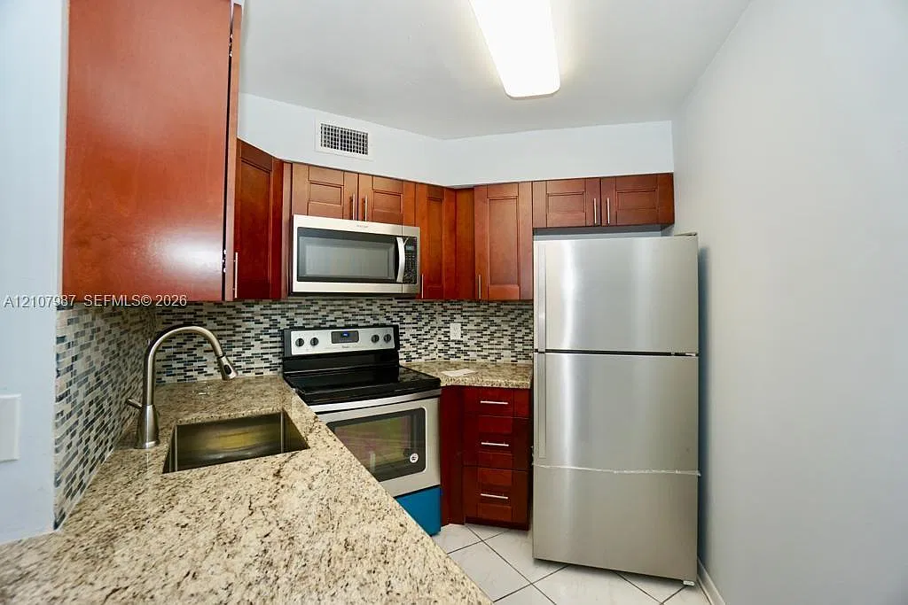 Lake Pointe Condominium N — Photo 3
