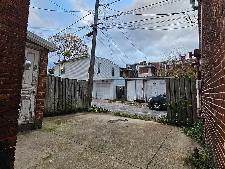 921 W Poplar St — Photo 14