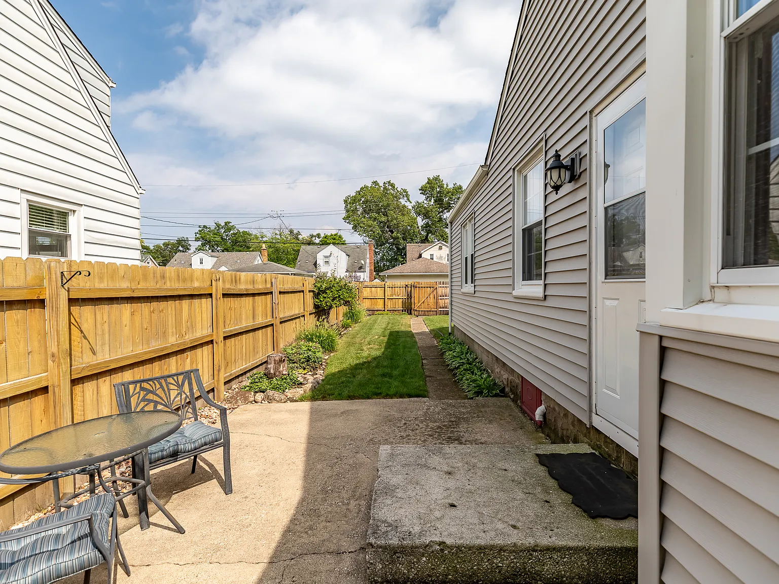 3 bed, 1.5 bath, 1192 sqft, $2,400 — Photo 4