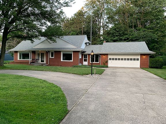 3rd image of 704 N Lakeshore Dr