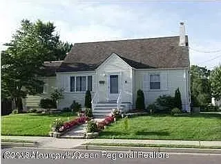 6 Clarence Ave — Photo 1