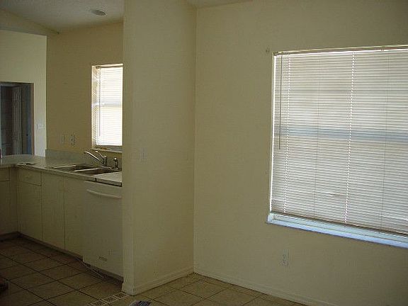 4th image of 2721 SW Slade Pl
