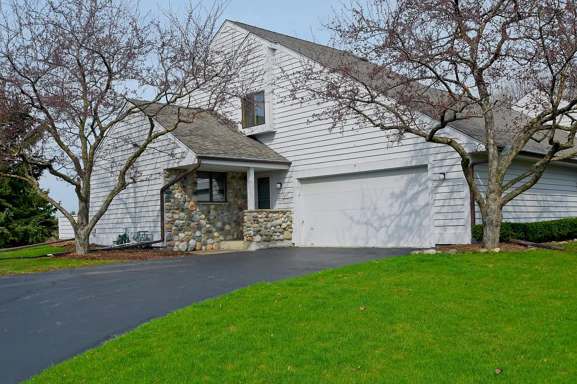 W135N8101 Wood Ct photo 1