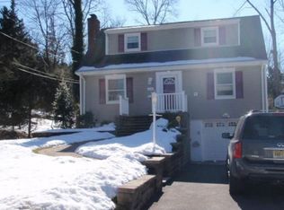 28 Hemlock Ter, Wayne, NJ 07470