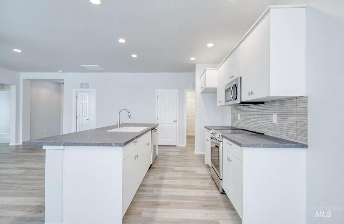 4 bed, 1600 sqft, $2,680 — Photo 2