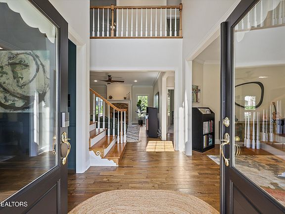 3rd image of 821 Vista Oaks Ln