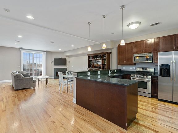 2nd image of 4616 N Kenmore Ave APT 403