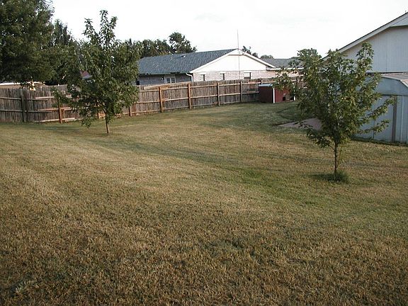Large backyard with 10x14 shed
