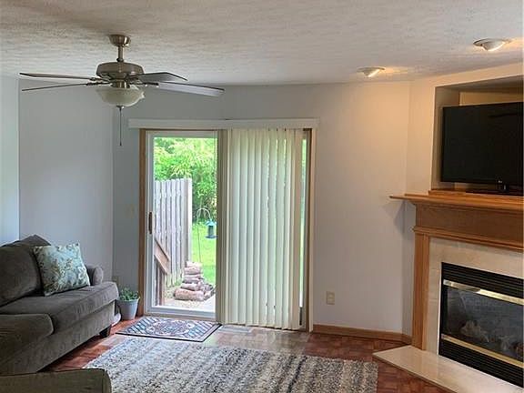 5th image of 582 Birch Hill Dr