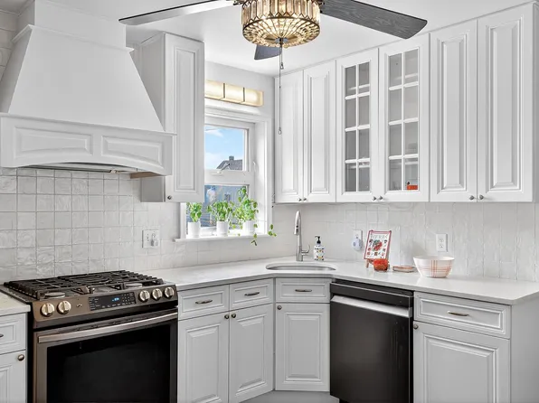 687 Avenue East image 9 of 32