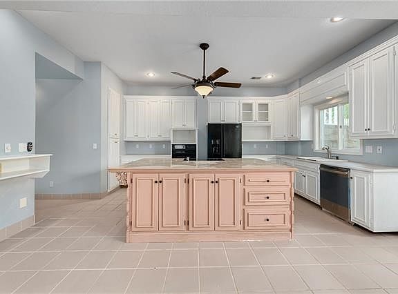 5th image of 424 NE Cambridge Dr
