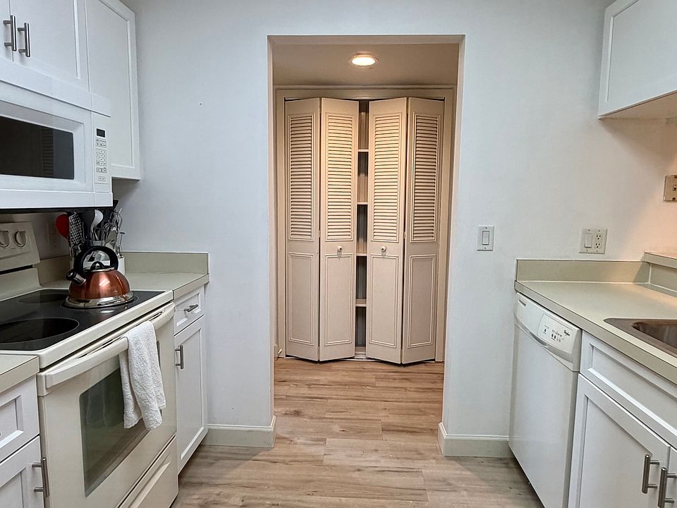 Lovely kitchen w/ pantry