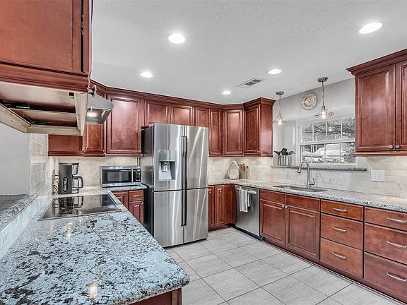 4th image of 18019 Shadow Valley Dr