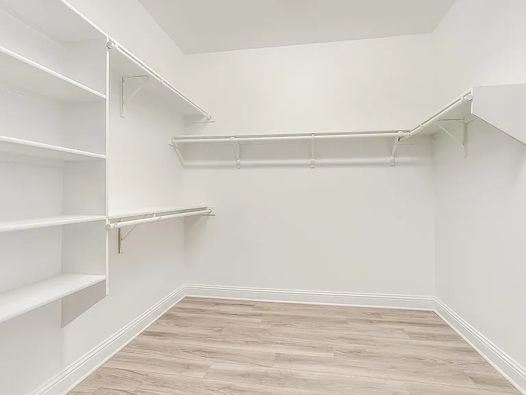 9836 Derbyshire Dr — Photo 16
