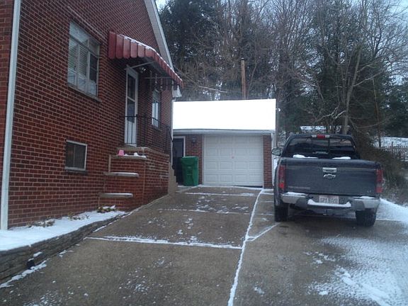 2nd image of 2218 Woodlawn Ave