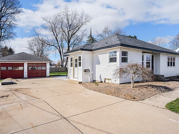 3rd image of 3524 Oak St