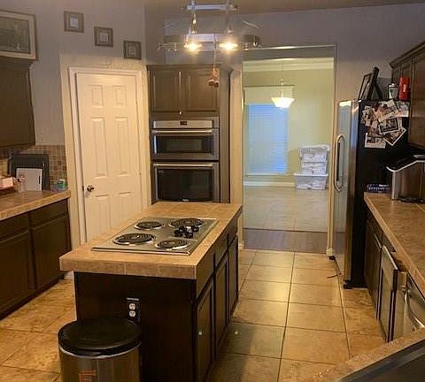 3rd image of 915 Leadville Dr