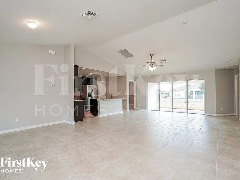1114 SW 40th Ter — Photo 2