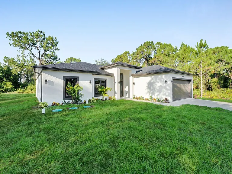 636 Ladd St — Photo 2