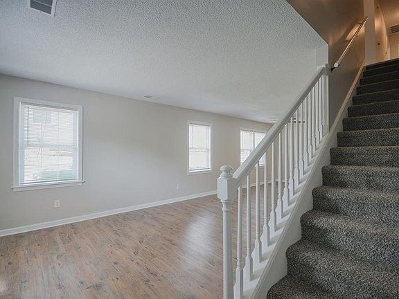 4th image of 106 Winterberry Ln #B