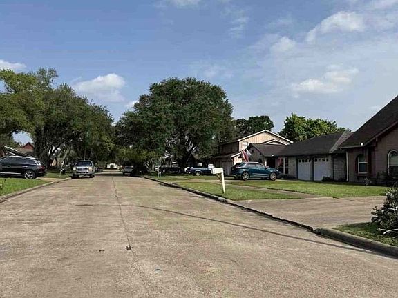 Exterior Neighborhood (street photo)