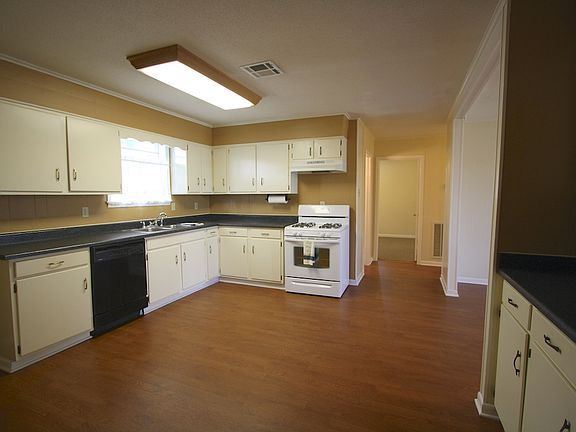 Eat in kitchen