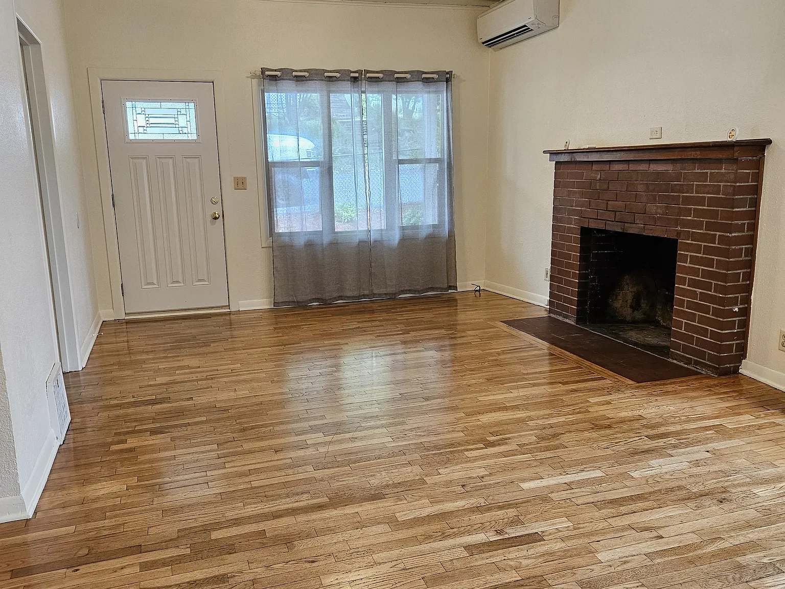 3 bed, 1.5 bath, 1400 sqft, $1,950 — Photo 2