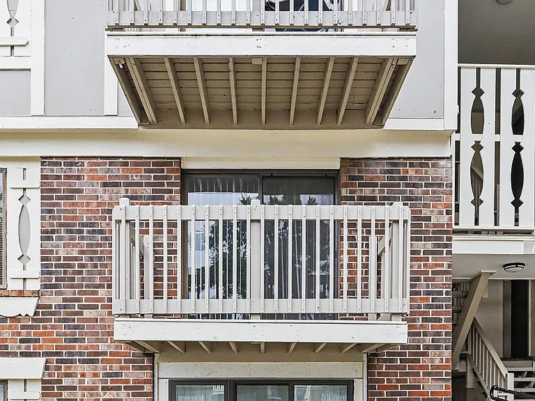 Fairlane Apartments — Photo 41