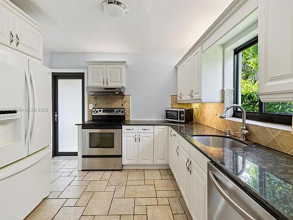 4th image of 431 Alminar Ave