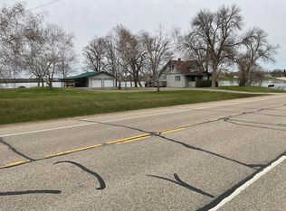 1042 S Otter Ave, Parkers Prairie, MN 56361