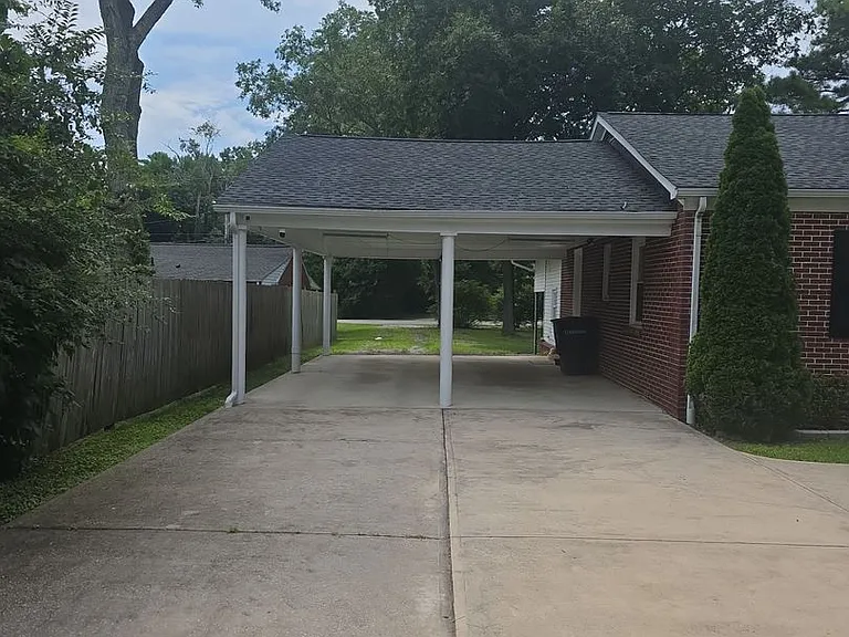 1106 Park Dr — Photo 2